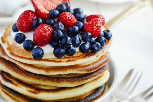 Cake made of pancakes and fresh fruit