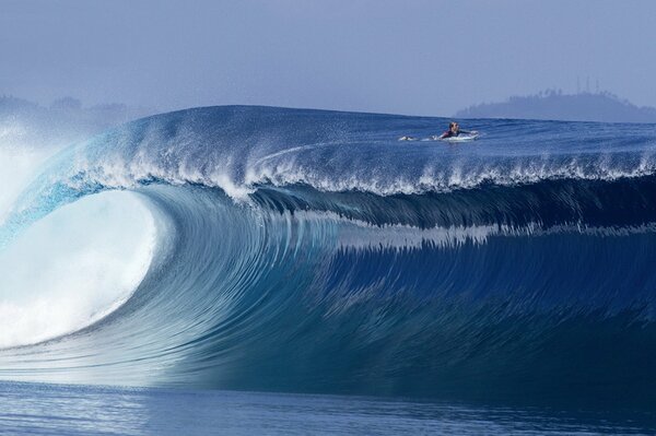 Surf sur une énorme vague