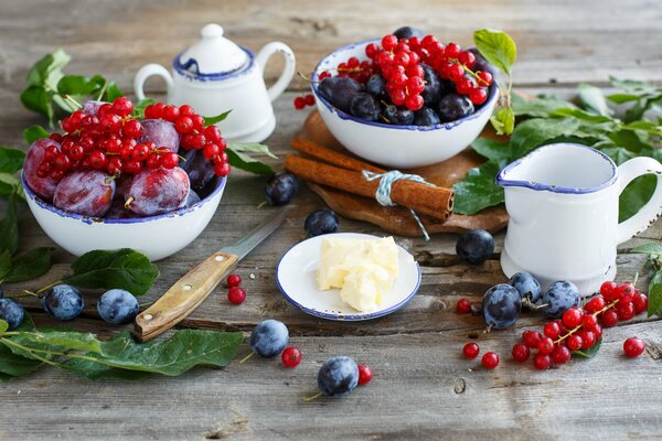 Baies de prune et de cassis dans une assiette