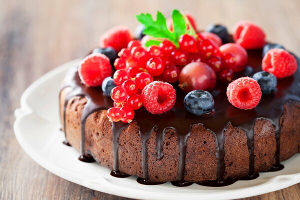 Dessert mit Schokolade und Beeren gegossen