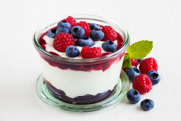 Crème de yogourt appétissante aux bleuets et aux framboises