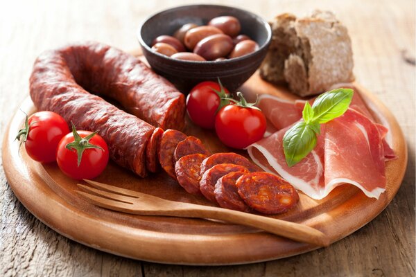 Foto de comida de productos cárnicos. Salchichas, jamón y tomates