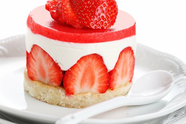 Köstliches Dessert aus Erdbeeren und Sahne