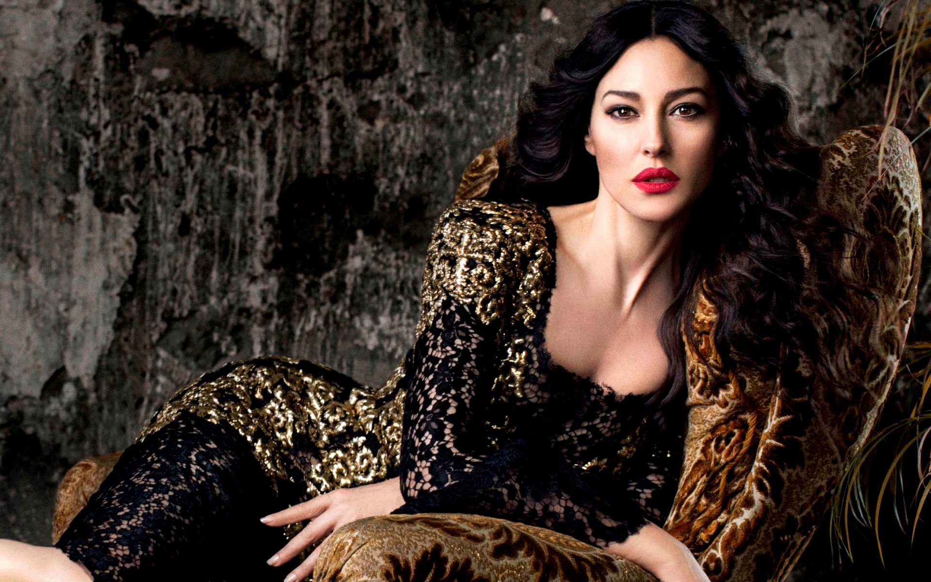 monica bellucci braunhaarig schauspielerin modell locken gesicht make-up figur kleid schwarz sessel