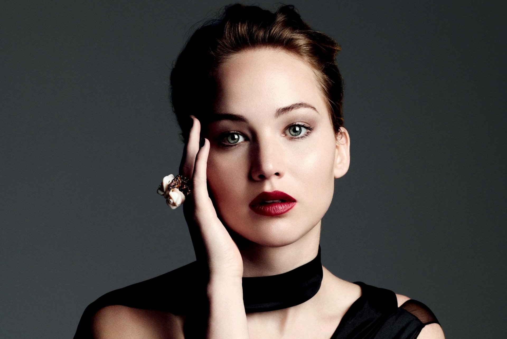 jennifer lawrence schauspielerin mädchen gesicht porträt make-up hand ring grau hintergrund