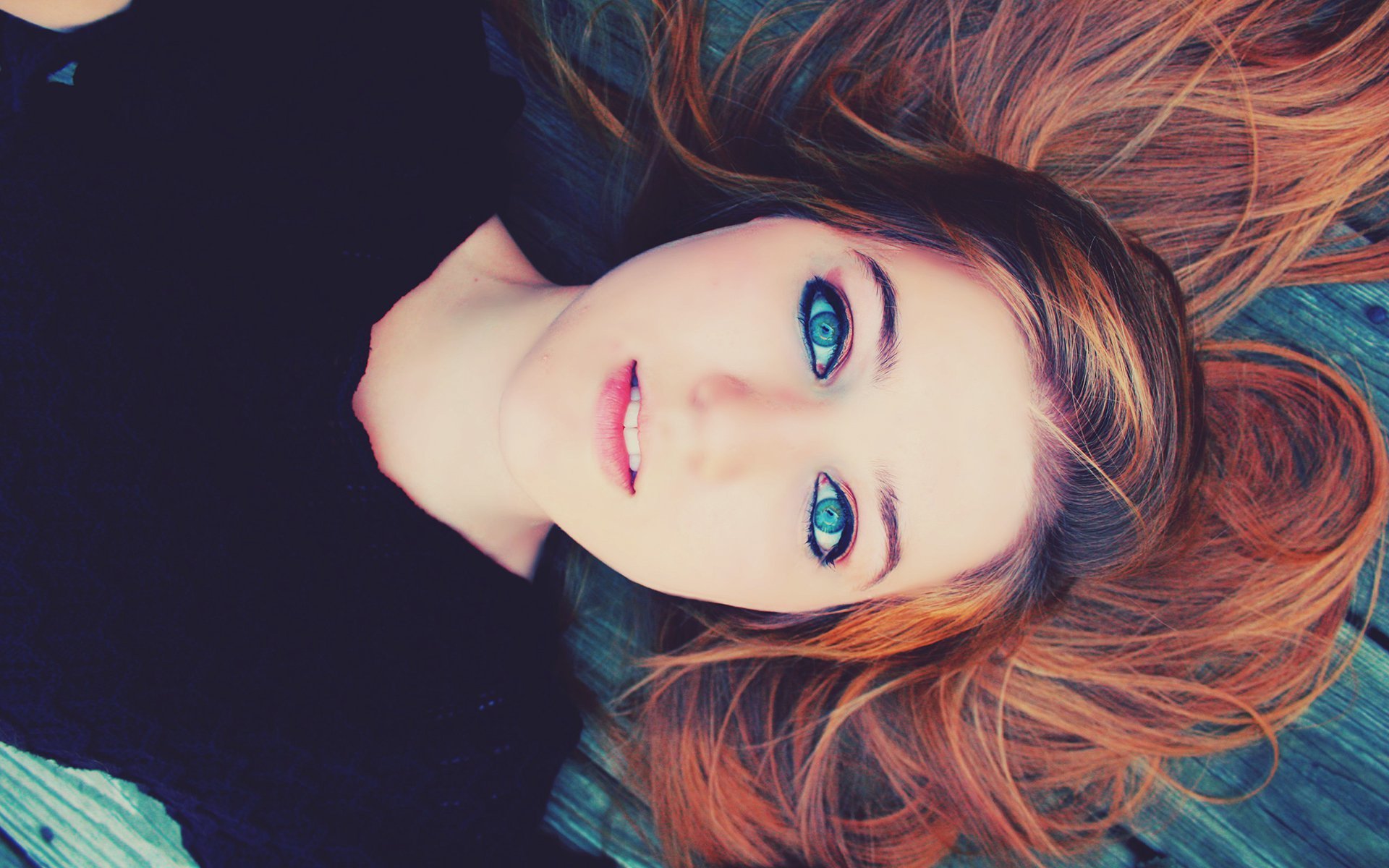 fille rousse vue yeux verts