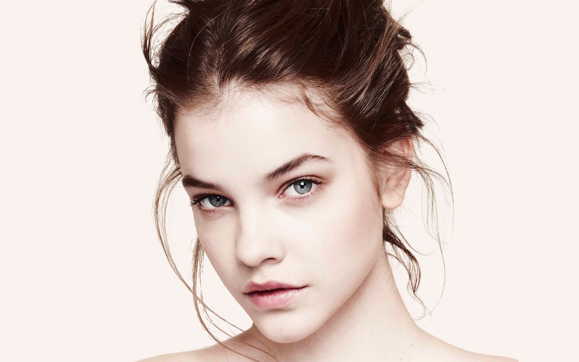 palvin fille modèle beaux yeux