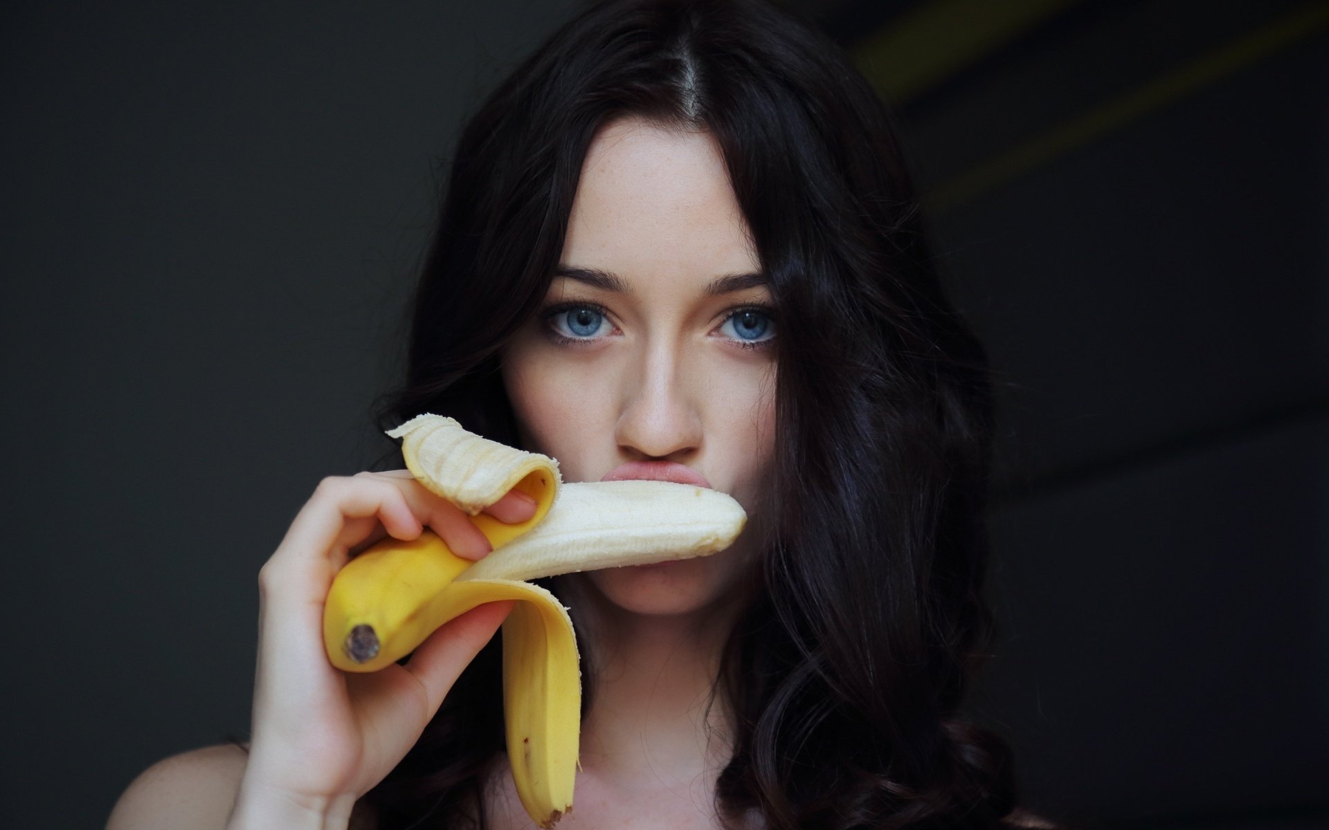 mädchen brünette gesicht banane blick