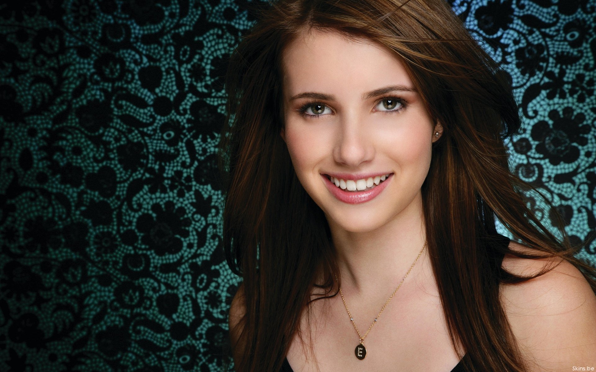 emma roberts fille belle brunette actrice sourire