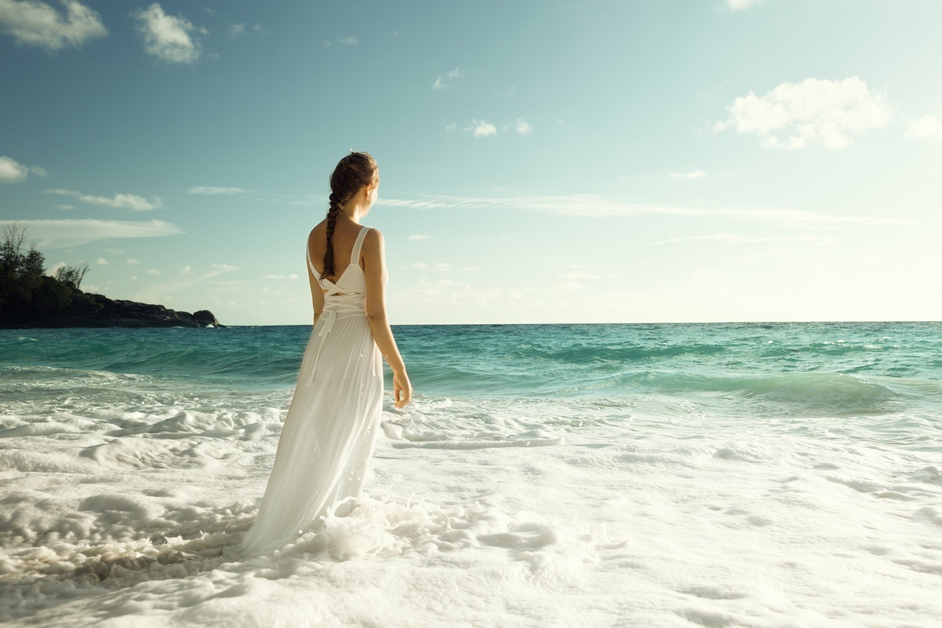 ragazza schiena vestito mare onde cielo