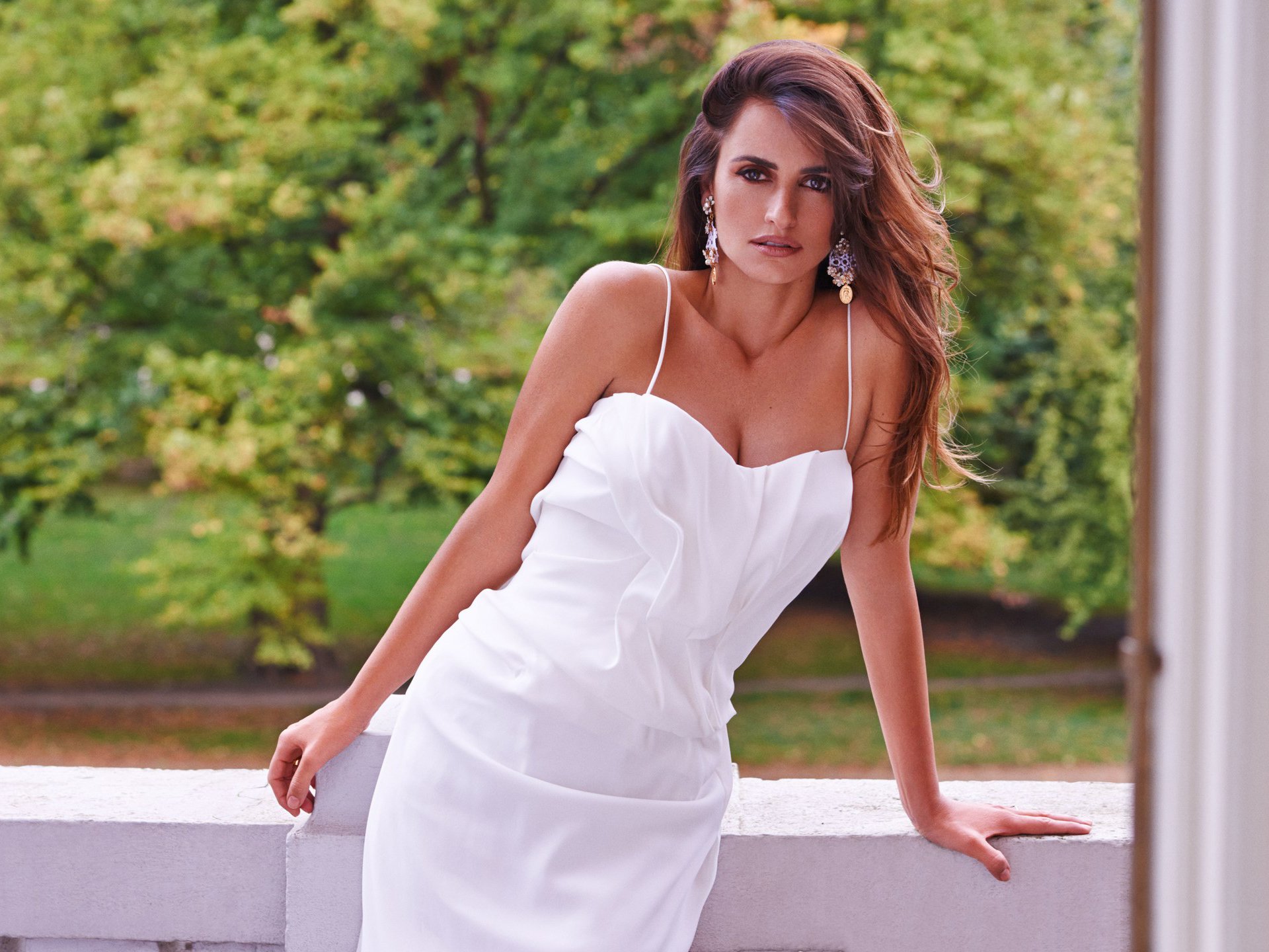 penelope cruz balcon robe blanc été actrice beauté