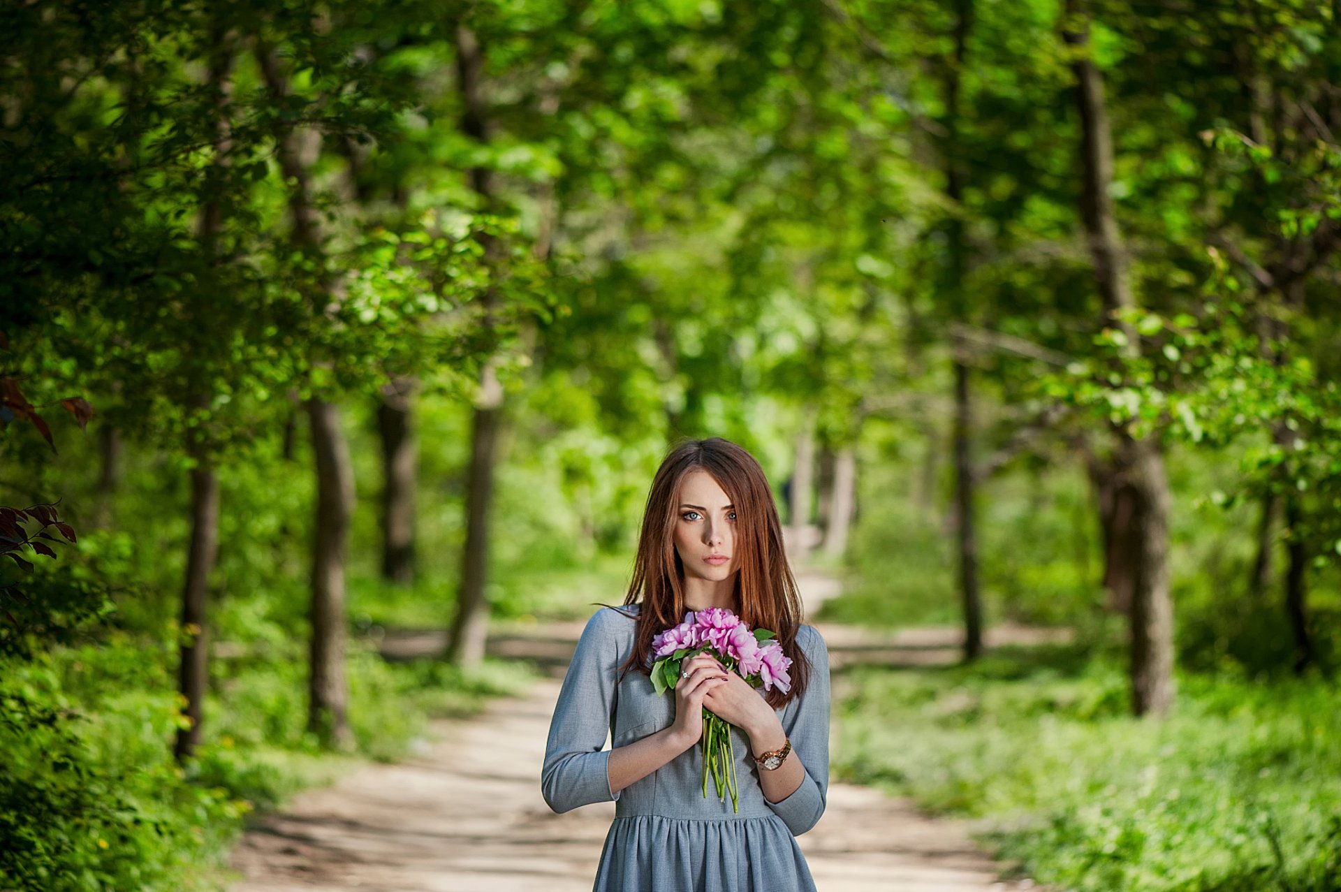 nadia traurigkeit einsamkeit blumenstrauß kleid gasse