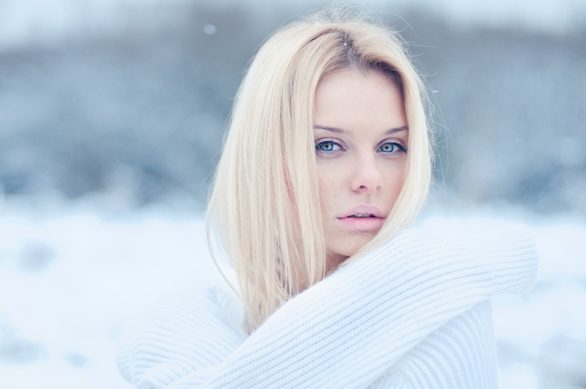 ragazza bionda sguardo occhi ciglia labbra rukova neve inverno freddo