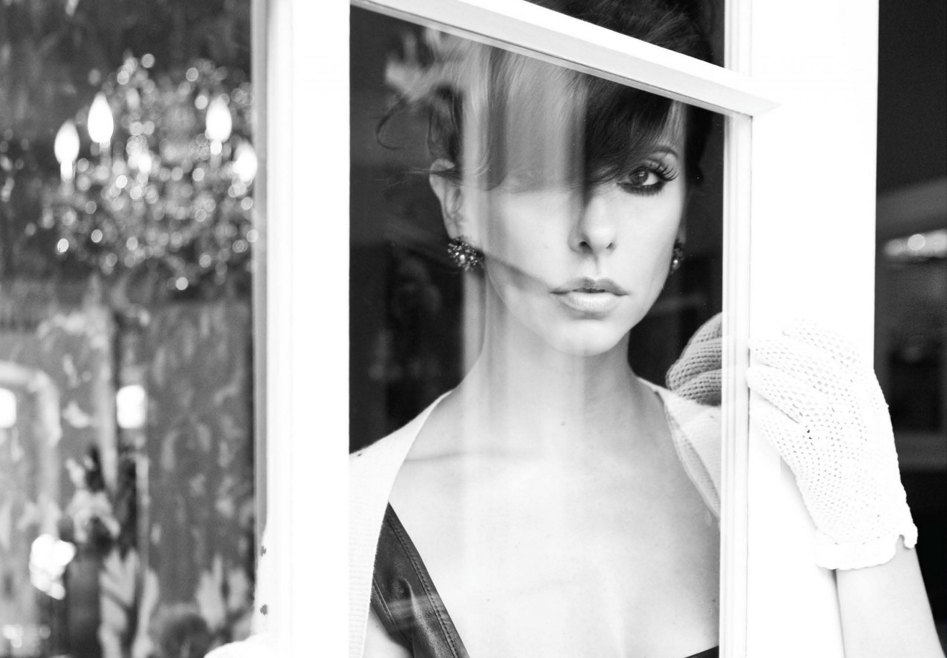 jennifer love hewitt actriz blanco y negro mirada peinado manos guantes ventana reflexión