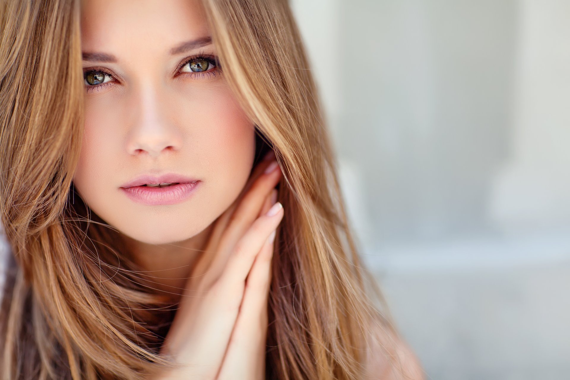 ragazza sguardo occhi verdi capelli biondi mani