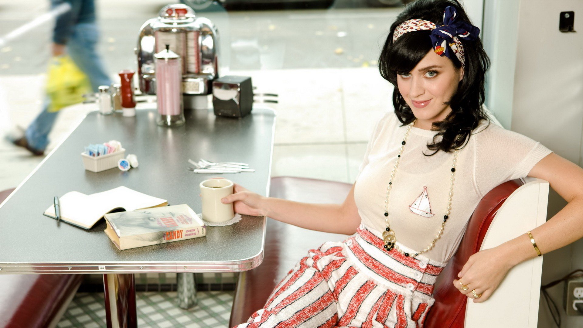 katy perry chanteuse forme regard sourire café table