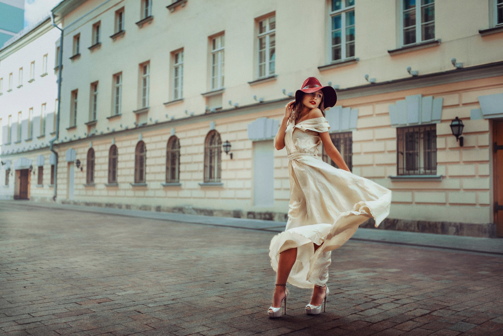 una línea chica ciudad vestido sombrero rusia