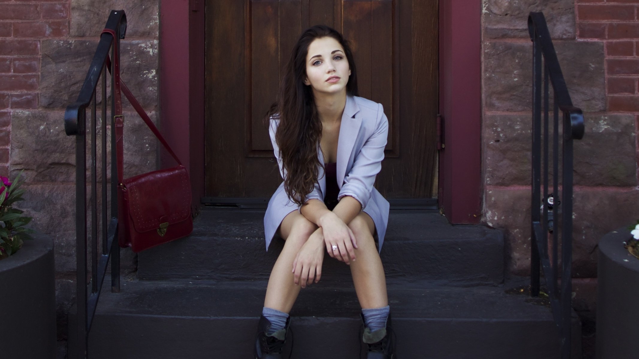 emily rudd chica sentado pasos zapatos cabello