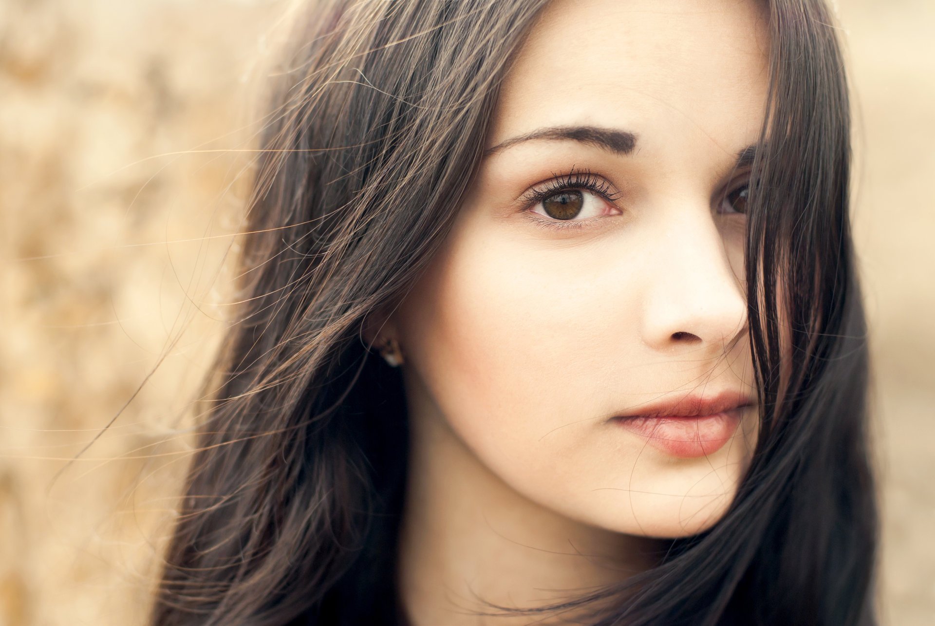 chica hermosa mirada ojos marrones cara labios. pelo pendientes fondo