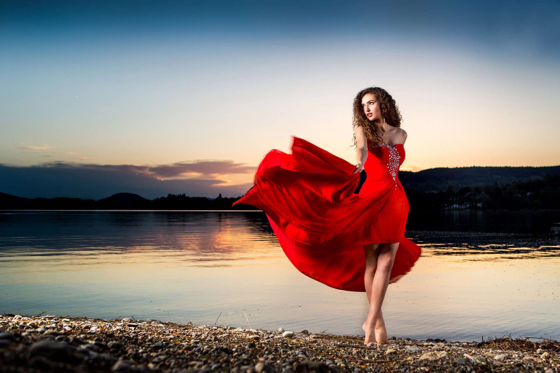 sonnenuntergang tanz mädchen in rot kleid ufer tanz