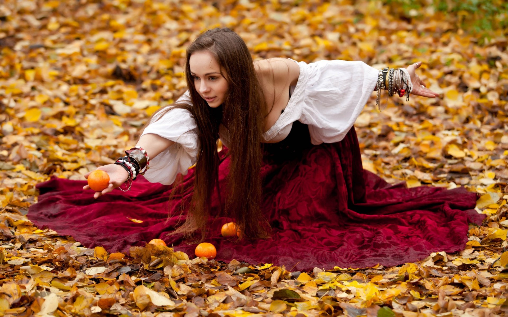 mädchen braunhaarige kleid pose obst laub