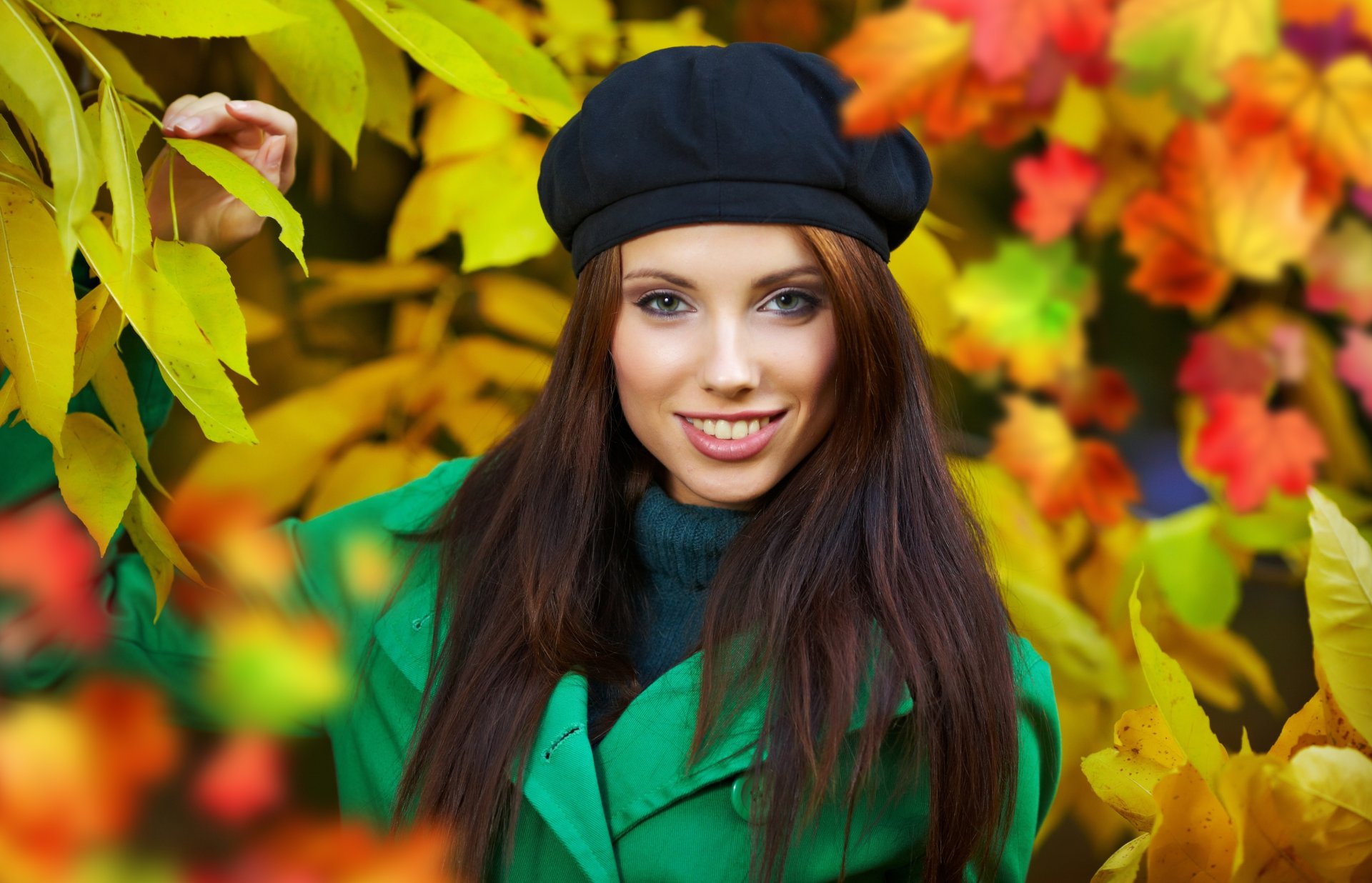 fille automne brune béret manteau nature feuilles jaune feuillage joie sourire