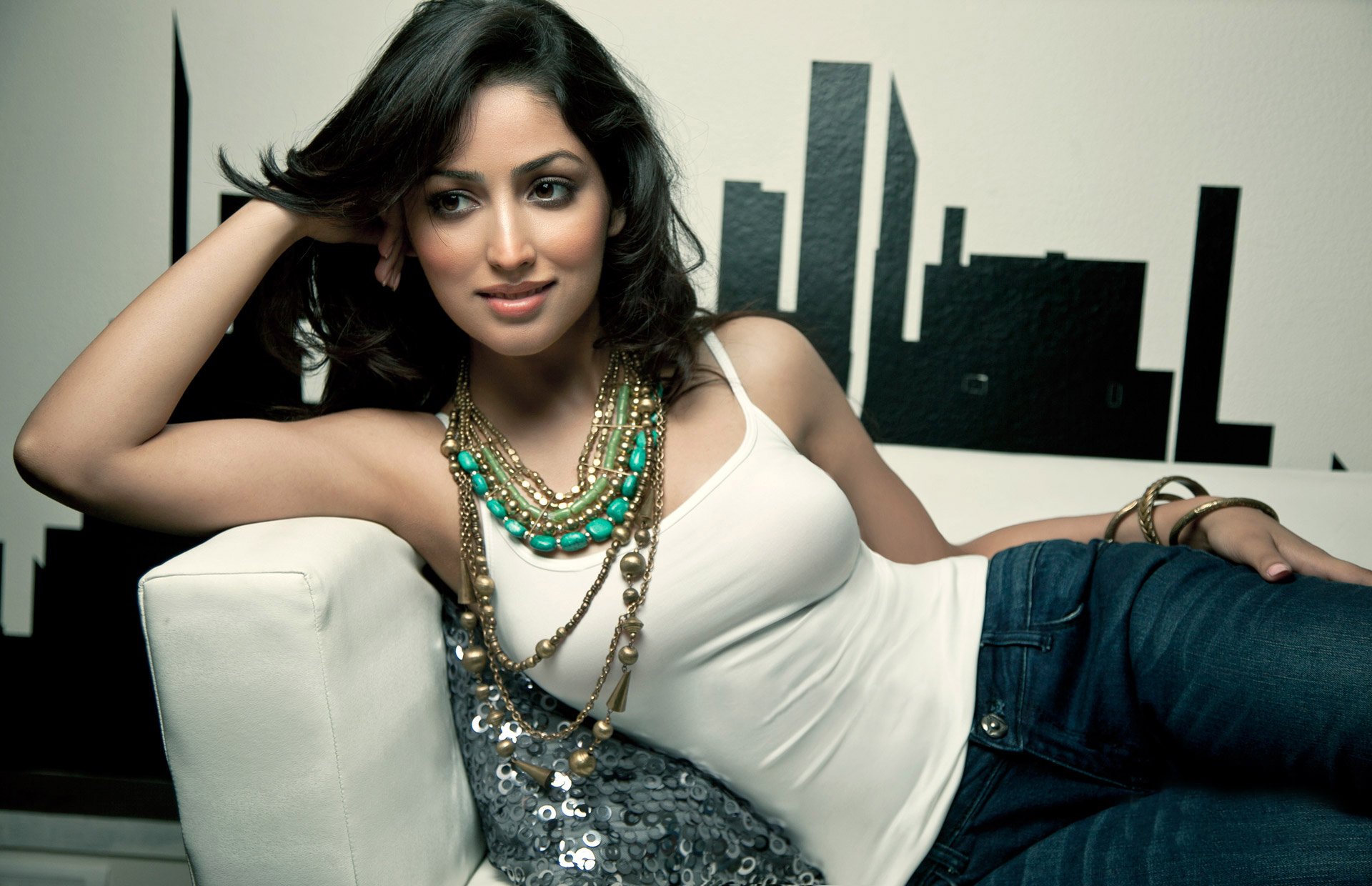 yami gautam bollywood célébrité actrice modèle fille brunette jolie beauté visage sexy présenter sourire yeux cheveux lèvres figure indien beauté