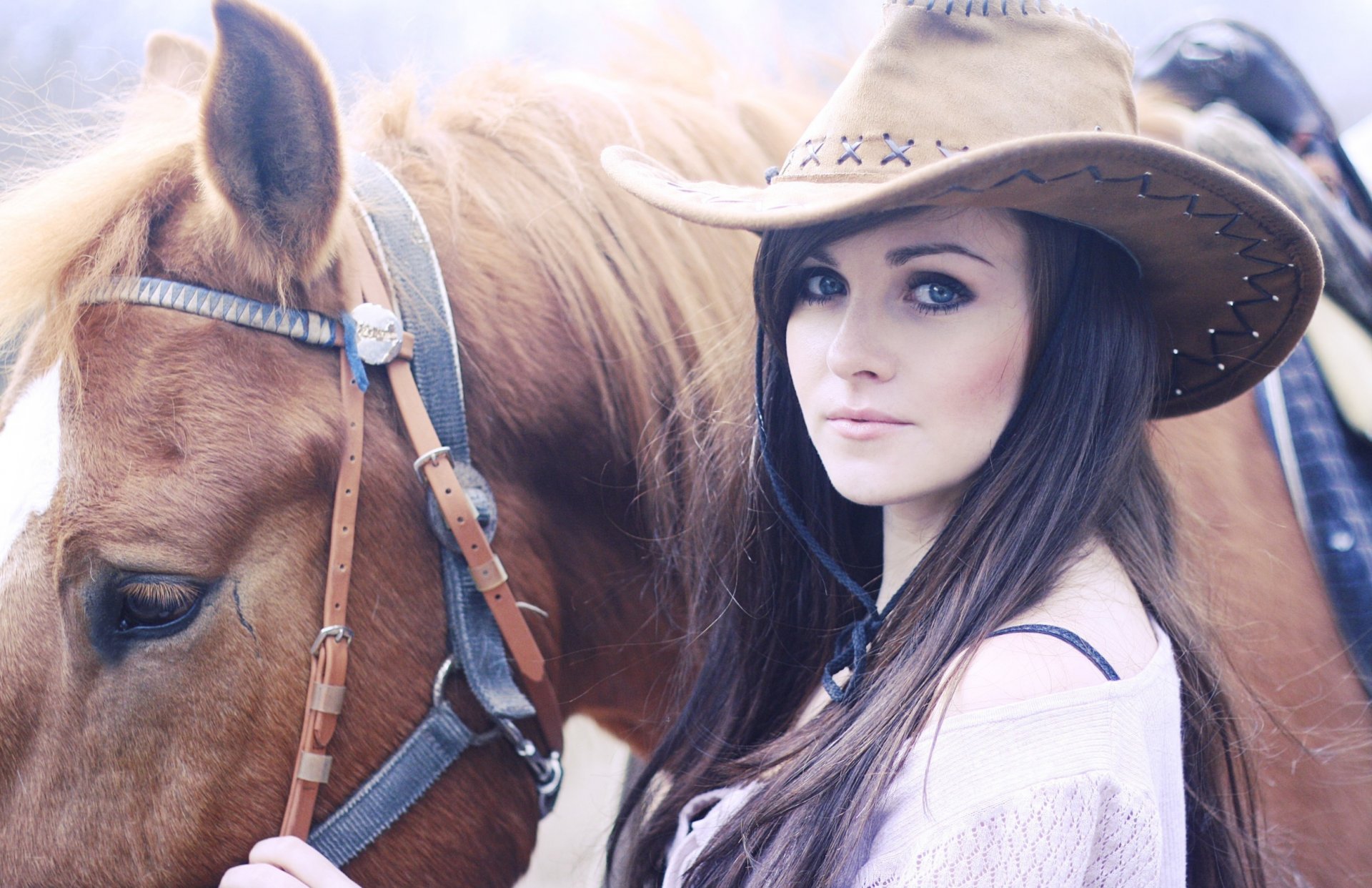 brunette cheval chapeau beaux yeux