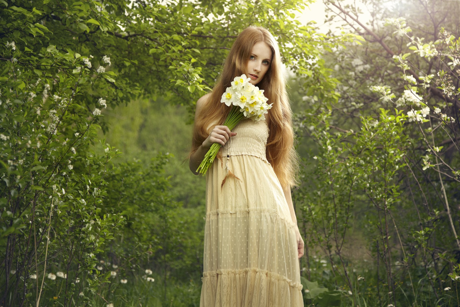 ragazza rossa vestito bouquet vista natura