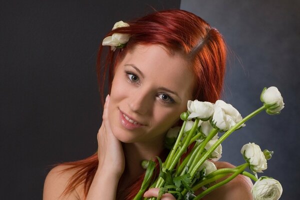 Fille Rousse avec des fleurs blanches