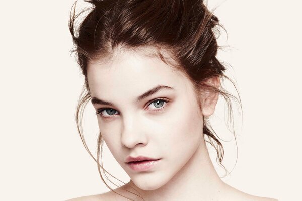 Modelo Barbara Palvin con hermosos ojos