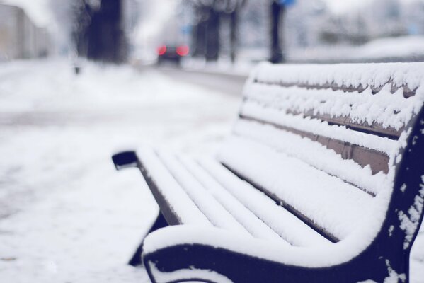 Banc d hiver, debout seul au bord de la route