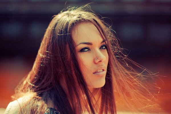 El viento desarrolla el cabello de una linda chica