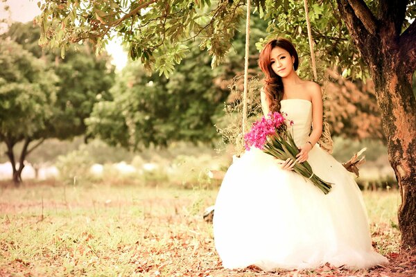 Mädchen im Hochzeitskleid mit Blumen