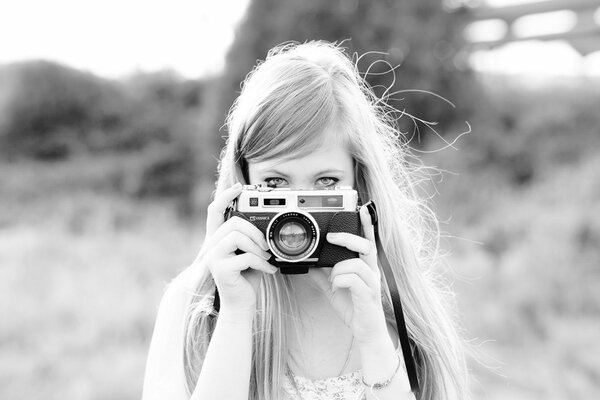 Ragazza con la macchina fotografica in bianco e nero