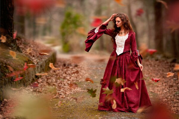 Fille mystérieuse en robe rouge à l automne