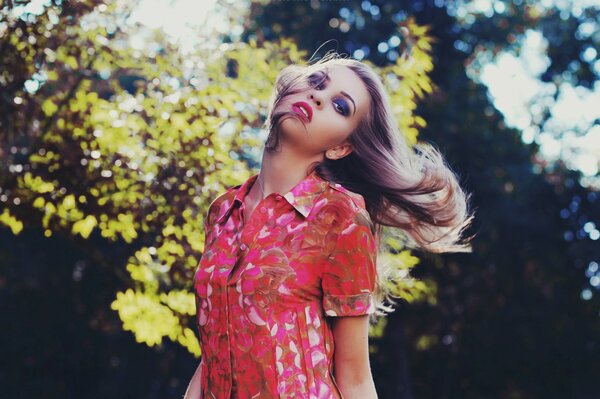 Ragazza in abito sullo sfondo della natura