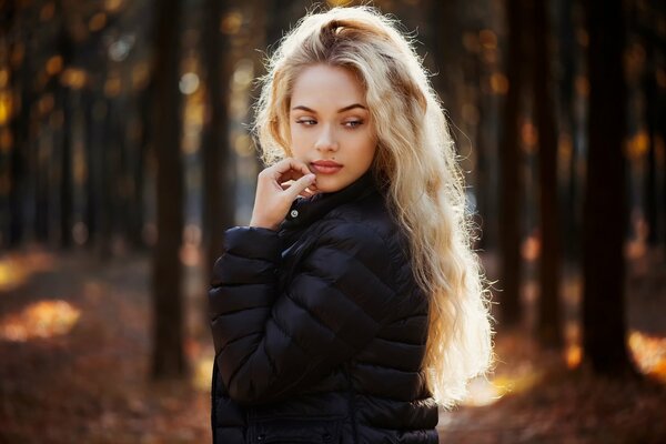 Rubia modelo posando en el bosque