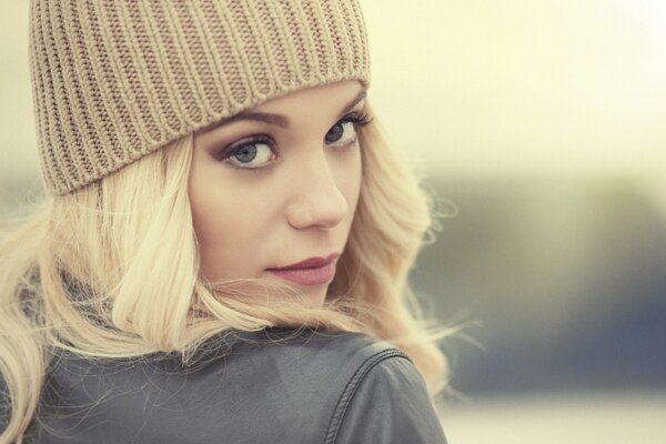 Portrait d une blonde en chapeau sépia