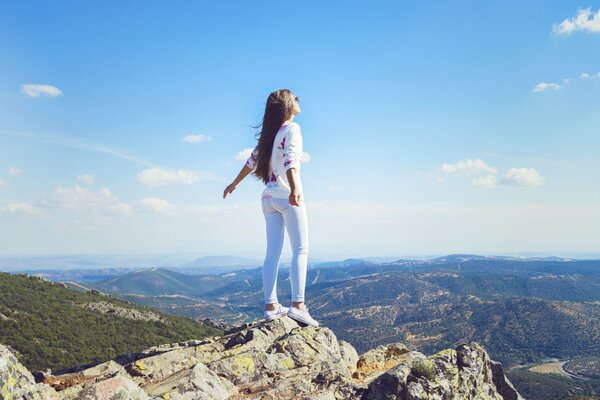 Chica en las montañas disfruta de la naturaleza