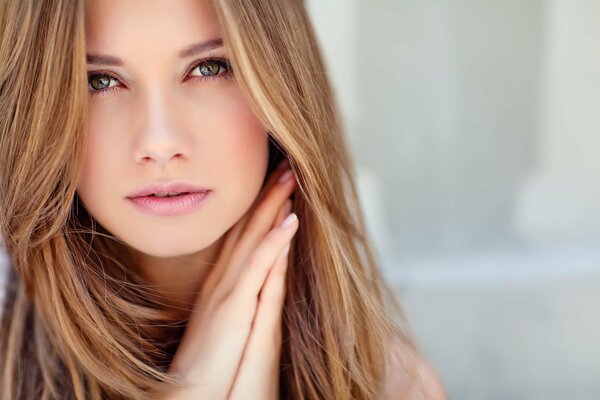 Ragazza con gli occhi verdi, capelli biondi