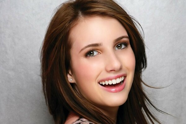 Emma Roberts sorride. Sguardo felice della ragazza. Attrici famose di golywood