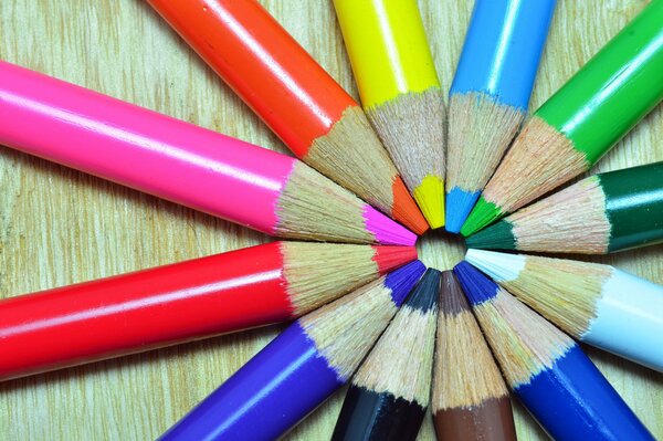 Image originale de crayons de couleur