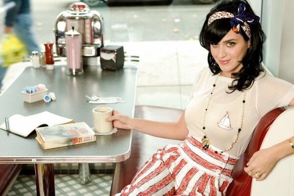 Katy Perry liest ein Buch bei einer Tasse Kaffee