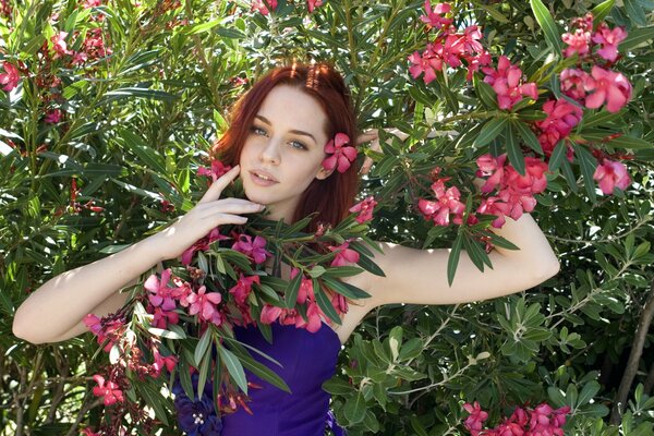 Foto de una chica con el pelo rojo y un vestido azul