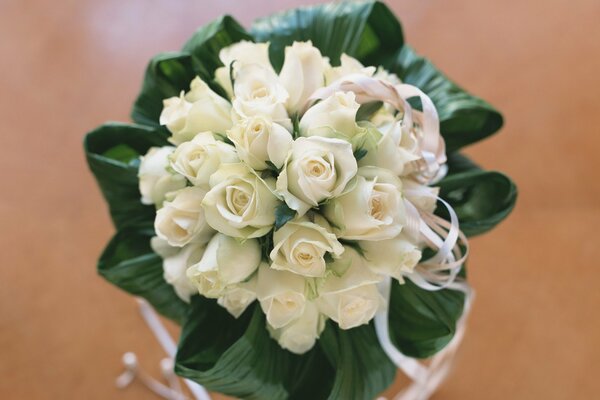 Schöner Hochzeitsstrauß aus weißen Rosen