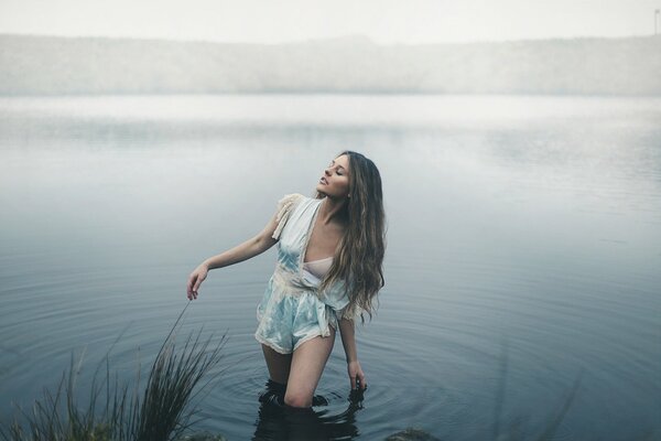 Matin et fille dans l eau