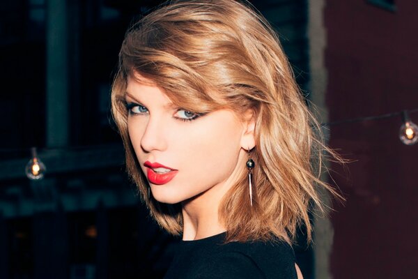 Porträt von Taylor Swift mit rotem Lippenstift im April 2014