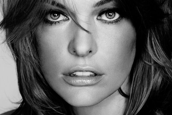 Fotografia della giovane Mila Jovovich