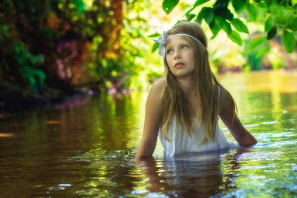 Fille assise dans l eau